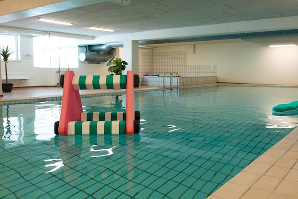 Foto van 4 persoons vakantie huis op een vakantie park in Glesborg - Pool
