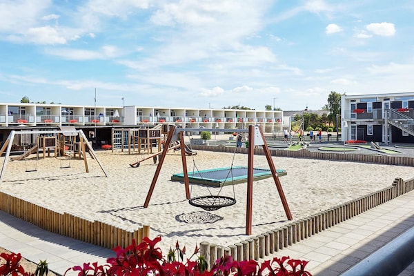 Foto van 4 persoons vakantie huis op een vakantie park in Glesborg - Outdoor