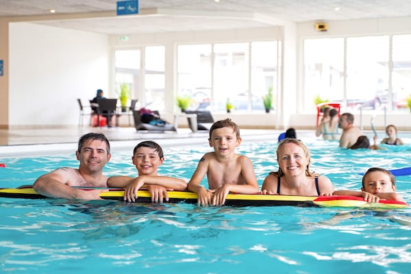 Foto van 4 persoons vakantie huis op een vakantie park - Vakantiehuis in Ringkøbing - Pool