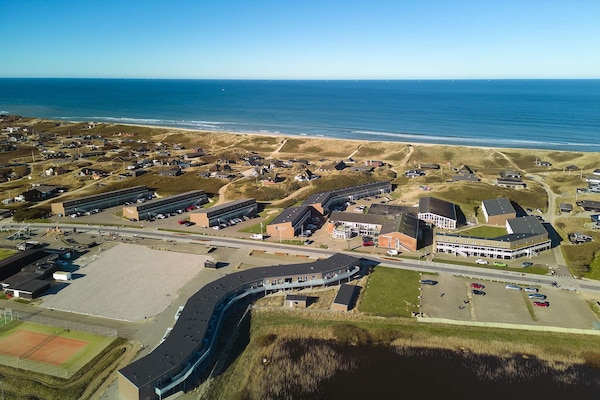 Foto van 4 persoons vakantie huis op een vakantie park in Ringkøbing - Outdoor
