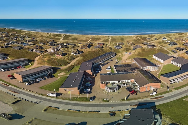 Foto van 4 persoons vakantie huis op een vakantie park in Ringkøbing - Outdoor