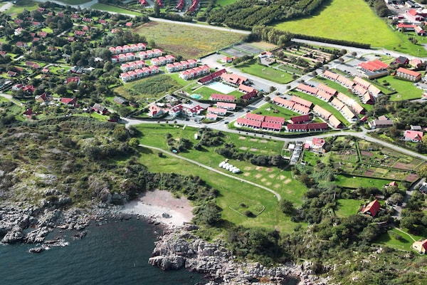 Foto van 5 persoons vakantie huis op een vakantie park in Gudhjem - Outdoor