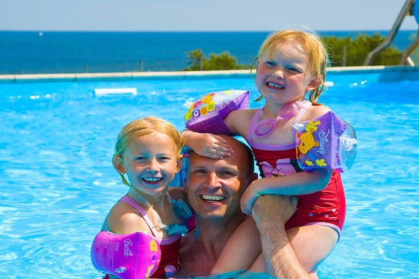 Foto van 5 persoons vakantie huis op een vakantie park in Gudhjem - Pool