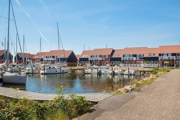 Foto van 4 persoons vakantie huis op een vakantie park in Borre - Outdoor