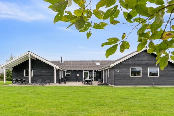 Foto van Luxe vakantieverblijf met zwembad - Vakantiehuis in Idestrup - Outdoor