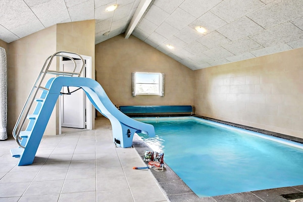 Foto van Luxe vakantieverblijf met zwembad - Vakantiehuis in Idestrup - Pool