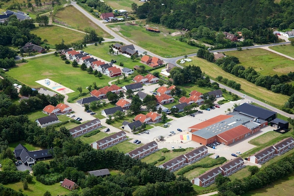 Foto van 10 persoons vakantie huis op een vakantie park in Blåvand - Outdoor