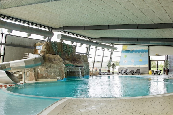 Foto van 10 persoons vakantie huis op een vakantie park in Blåvand - Pool