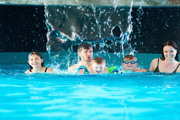 Foto van 10 persoons vakantie huis op een vakantie park in Blåvand - Pool