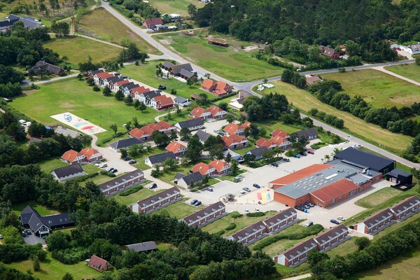 Foto van 8 persoons vakantie huis op een vakantie park in Blåvand - Outdoor