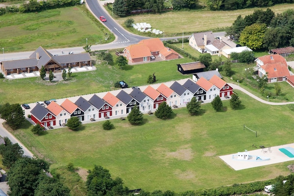 Foto van 4 persoons vakantie huis op een vakantie park in Blåvand - Outdoor