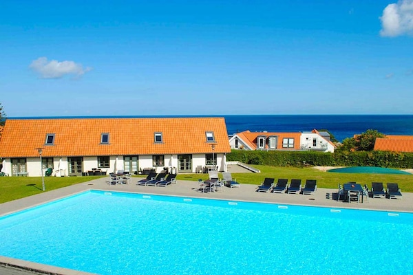Foto van 5 persoons vakantie huis op een vakantie park in Gudhjem - Outdoor