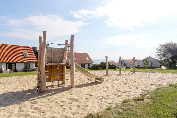 Foto van 5 persoons vakantie huis op een vakantie park in Gudhjem - Outdoor