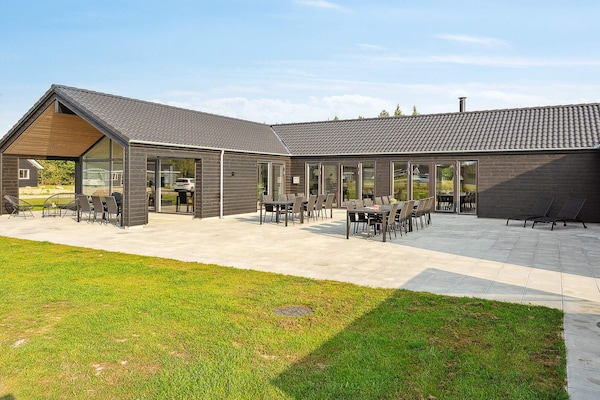 Foto van Luxe vakantieverblijf met zwembad - Vakantiehuis in Nørre Nebel - Outdoor