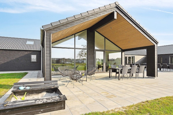 Foto van Luxe vakantieverblijf met zwembad - Vakantiehuis in Nørre Nebel - View