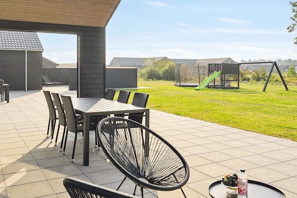 Foto van Luxe vakantieverblijf met zwembad - Vakantiehuis in Nørre Nebel - View