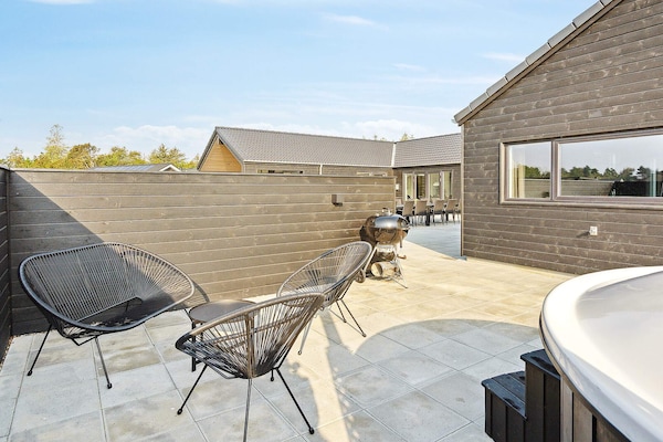Foto van Luxe vakantieverblijf met zwembad - Vakantiehuis in Nørre Nebel - View