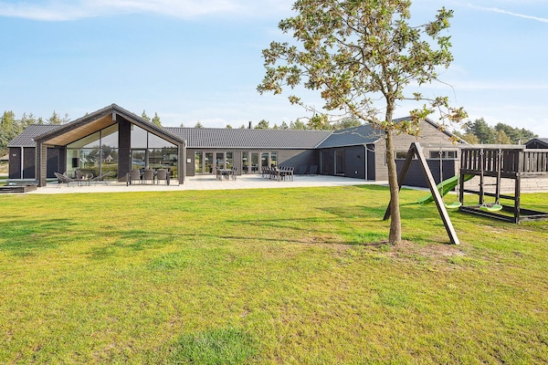 Foto van Luxe vakantieverblijf met zwembad - Vakantiehuis in Nørre Nebel - View