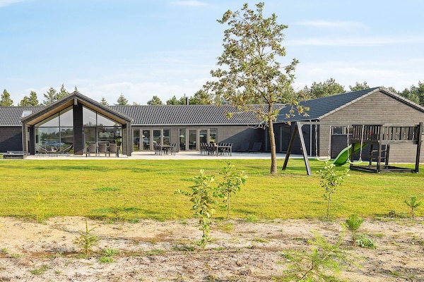 Foto van Luxe vakantieverblijf met zwembad - Vakantiehuis in Nørre Nebel - View