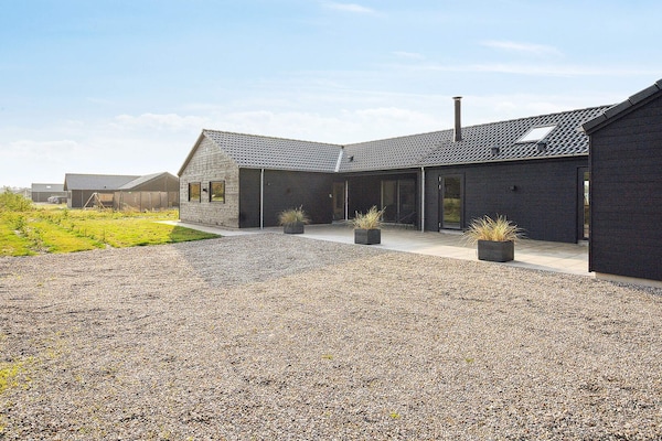 Foto van Luxe vakantieverblijf met zwembad - Vakantiehuis in Nørre Nebel - View