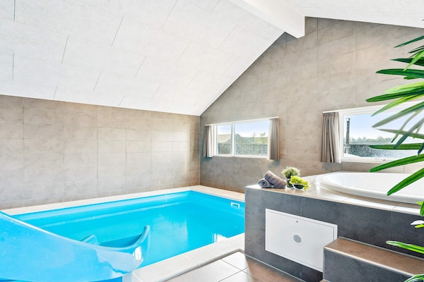 Foto van Luxe vakantieverblijf met zwembad - Vakantiehuis in Nørre Nebel - Pool