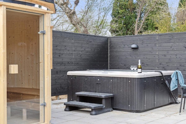 Foto van Luxe Wellness Retreat -- By Traum Ferienwohnungen - Vakantiehuis in Dronningmølle - Spa