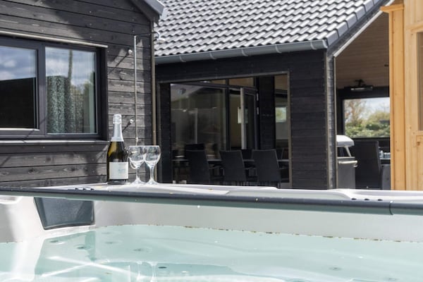 Foto van Luxe Wellness Retreat -- By Traum Ferienwohnungen - Vakantiehuis in Dronningmølle - Spa