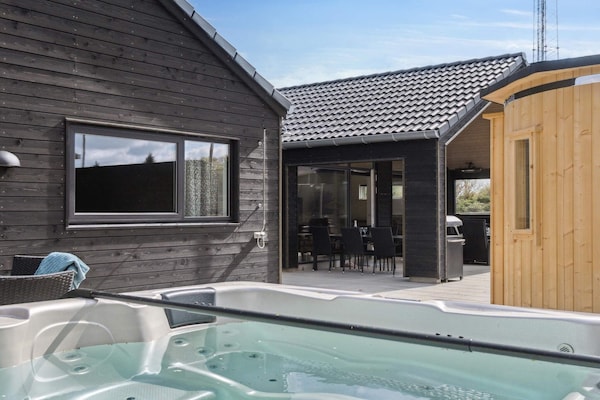 Foto van Luxe Wellness Retreat -- By Traum Ferienwohnungen - Vakantiehuis in Dronningmølle - Spa