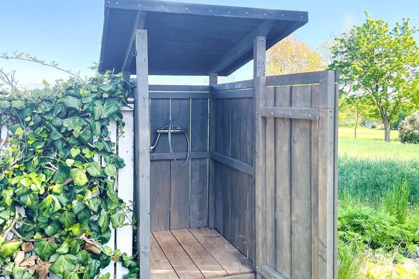Foto van Houten huisje met rustieke charme - Vakantiehuis in DEGEBERGA - Outdoor