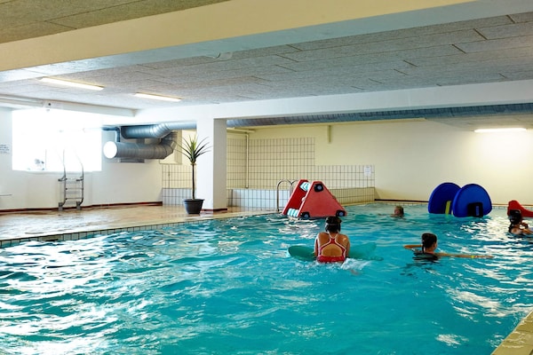 Foto van 4 persoons vakantie huis op een vakantie park in Glesborg - Pool