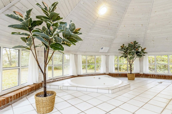 Foto van Luxe strandhuis Marielyst - Vakantiehuis in Væggerløse - Spa