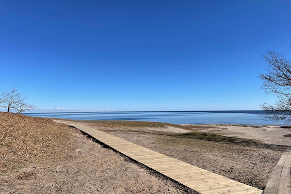 Foto van Rustig toevluchtsoord op het platteland met terras - Untagged