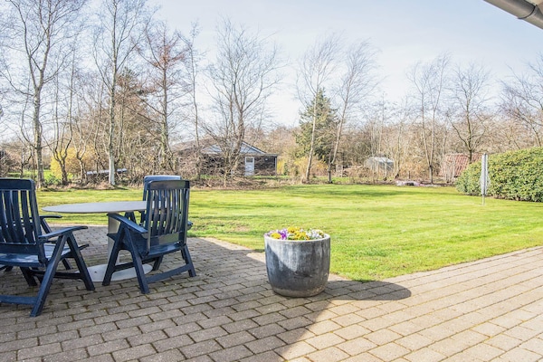 Foto van Huis met houtkachel en aanbouw - Vakantiehuis in Hemmet - View