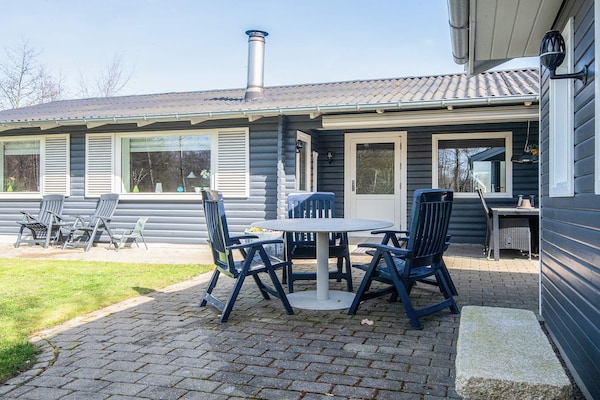 Foto van Huis met houtkachel en aanbouw - Vakantiehuis in Hemmet - View