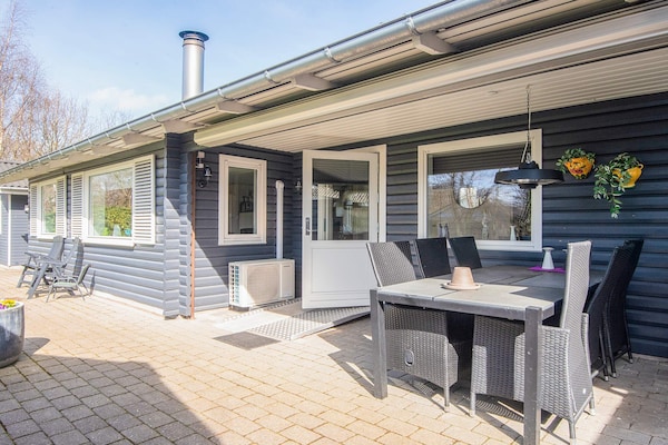 Foto van Huis met houtkachel en aanbouw - Vakantiehuis in Hemmet - View