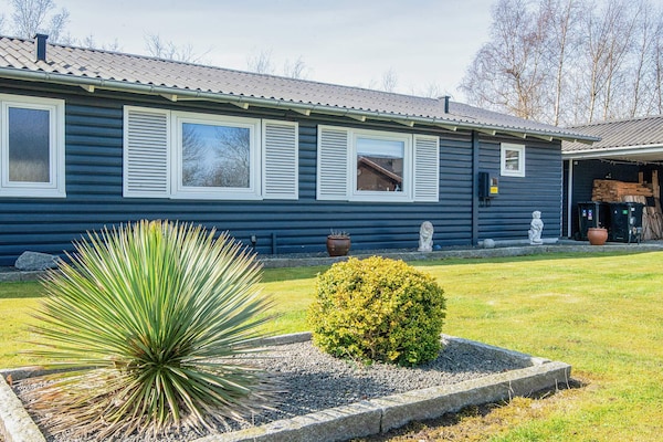 Foto van Huis met houtkachel en aanbouw - Vakantiehuis in Hemmet - View