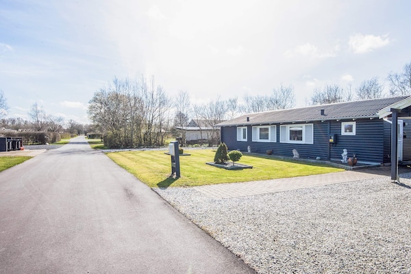 Foto van Huis met houtkachel en aanbouw - Vakantiehuis in Hemmet - View