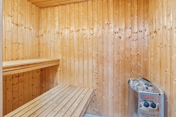 Foto van Luxe Zwembad Retreat -- By Traum Ferienwohnungen - Vakantiehuis in Vejby - Sauna