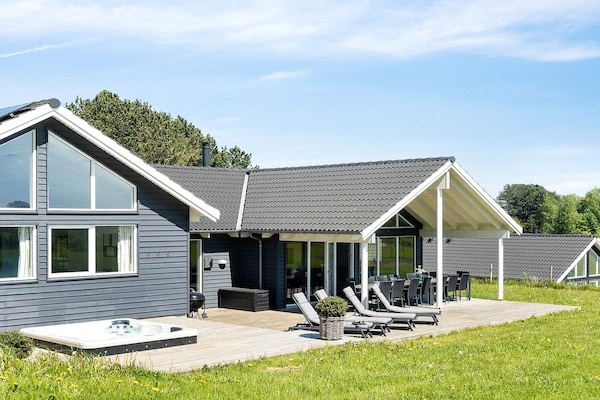 Foto van Luxe Zwembad Retreat -- By Traum Ferienwohnungen - Vakantiehuis in Vejby - Outdoor