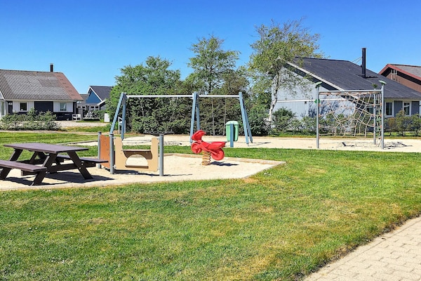 Foto van 4 persoons vakantie huis op een vakantie park in Hemmet - Outdoor