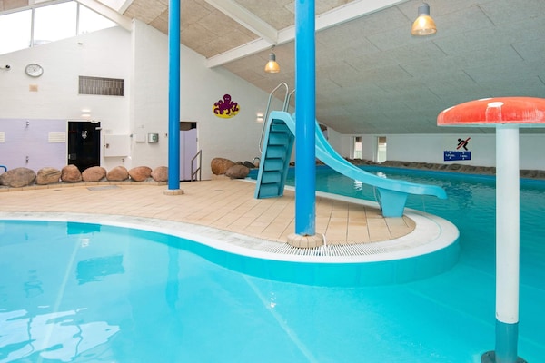 Foto van 4 persoons vakantie huis op een vakantie park in Hemmet - Pool