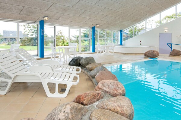 Foto van 4 persoons vakantie huis op een vakantie park in Hemmet - Pool
