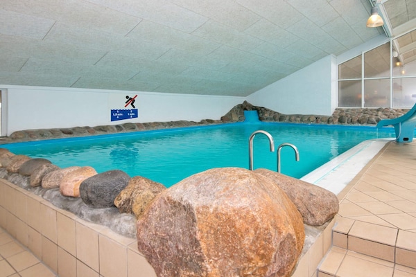 Foto van 4 persoons vakantie huis op een vakantie park in Hemmet - Pool