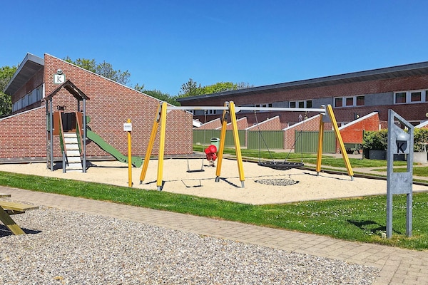 Foto van 4 persoons vakantie huis op een vakantie park in Hemmet - Outdoor