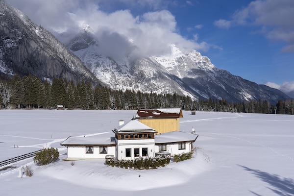 Foto van Chalet Leutasch met Ski Trail en Bergzicht - Vakantiehuis in Leutasch - ExteriorWinter