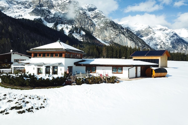 Foto van Chalet Leutasch met Ski Trail en Bergzicht - Vakantiehuis in Leutasch - ExteriorWinter