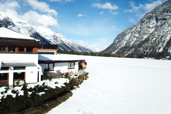 Foto van Chalet Leutasch met Ski Trail en Bergzicht - Vakantiehuis in Leutasch - ExteriorWinter