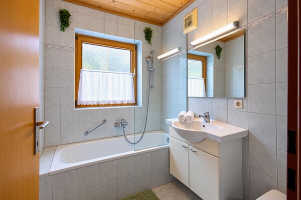Foto van Modern vakantieappartement vlakbij de Achensee - Vakantiehuis in Achenkirch - BathRoom