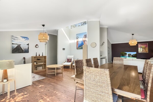 Foto van 3-slaapkamerwoning aan de rivier met ruim terras en barbecue - LivingRoom