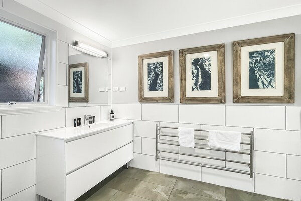 Foto van 3-slaapkamerwoning aan de rivier met ruim terras en barbecue - BathRoom